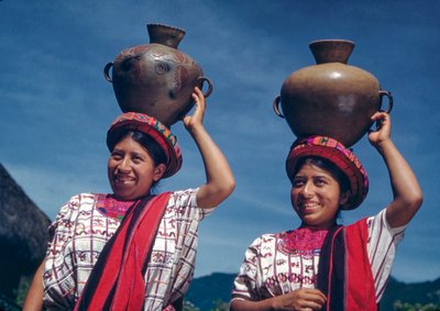 Guatemala, Nebaj köyünde su testisi taşıyan Guatemalalı kadınlar by Luis Marden