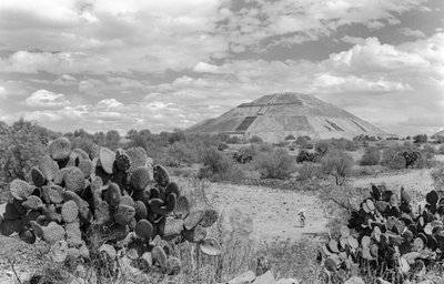 Maya anıtsal piramidi, Yucatan yarımadası. 1936 by Luis Marden