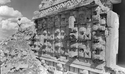 Maya anıtsal kalıntısı üzerinde kabartma oyma, Yucatan yarımadası. 1936 by Luis Marden