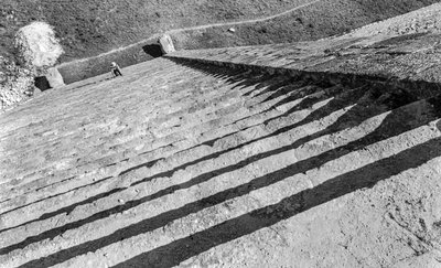 Maya anıtsal kalıntısı Chichen Itza piramidine çıkan basamaklar. 1936 by Luis Marden