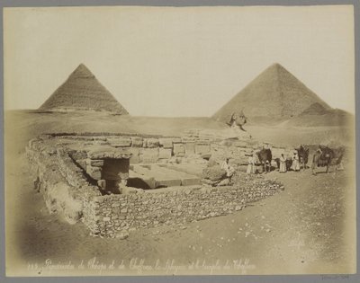 Piramides van Cheops en Chefren, de sfinx en de tempel van Chefren Cheops ve Cheffren Piramitleri Sphynx ve Cheffren tapınağı (nesne üzerindeki başlık) by Maison Bonfils