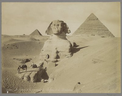 Sfinx en de piramides van Chefren en van Mykerinos Sphynx ve Cheffren ve Micerinus piramitleri (nesne üzerindeki başlık) by Maison Bonfils