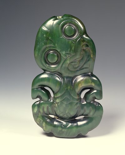 Tanrı Hei-Tiki şeklinde kolye, 18. yüzyılın sonlarında (nefrit) by Maori
