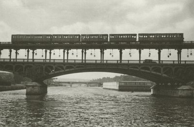 Paris: Pont de Passy (s/b fotoğraf) by Mario Bucovich