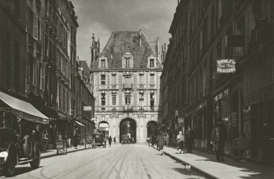 Paris: Rue de Birague (s/b fotoğraf) by Mario Bucovich