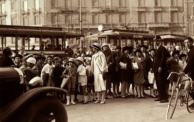 Bir saha gezisi sırasında bir grup öğrenci. Fotoğraf, şehir caddesindeki çocukları, öğretmenlerini ve diğer yayaları gösteriyor (s/b fotoğraf) by Mario Castagneri