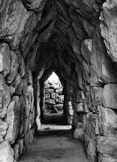 Tirynth kalıntıları arasında, Yunanistan, 1937. by Martin Hurlimann