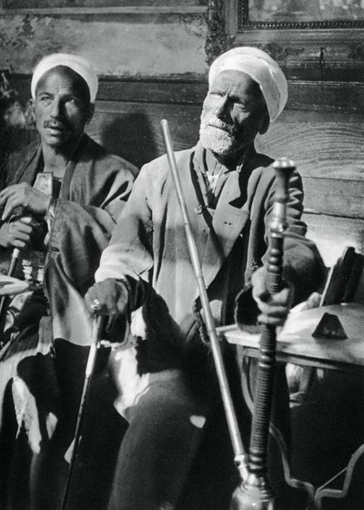 Nargile içmek, Kahire, 1937 by Martin Hurlimann