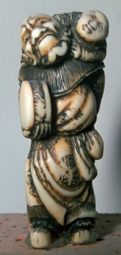 Çinli bir dansçı ve çocuğun Japon Netsuke