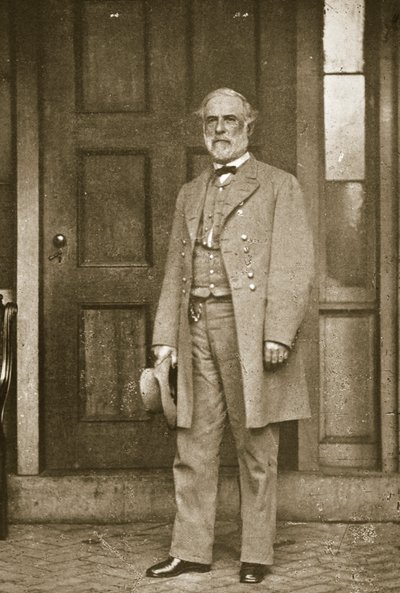 General Robert E. Lee, 1865 Nisan'ında Richmond'daki evinin önünde duruyor. by Mathew B. Brady