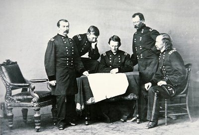 General Sheridan (1831-88), George Custer (1839-76) dahil personeliyle konferansta (s/b fotoğraf) by Mathew Brady