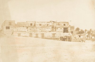 1849-50, Sarayın terasında inşa edilen Luksor taytının mürettebatı için konut. by Maxime Du Camp