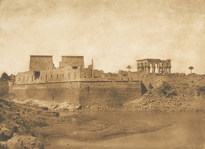 Begueh adasının güney ucundan alınan Philae adasının genel görünümü, 1849-50. by Maxime Du Camp