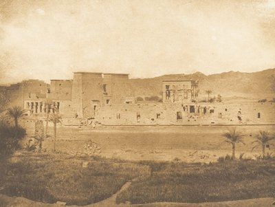 Batı Begueh adasından alınan Philae adasının genel görünümü, 1849-50. by Maxime Du Camp
