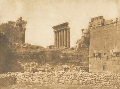 Baâlbek ören yerinin doğudan çekilmiş genel görünümü, Eylül 1850. by Maxime Du Camp