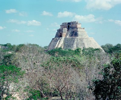 Ön Kolomb uygarlığı: Uxmal antik Maya başkenti, Puuc tarzı yerinde üst tapınağın görünümü. Kuzey Yucatan 600-900 AD. Meksika by Mayan