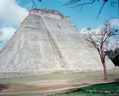 Ön Kolomb uygarlığı: Uxmal antik Maya başkenti, Puuc tarzı yerinde üst tapınağın görünümü. Kuzey Yucatan 600-900 AD. Meksika by Mayan
