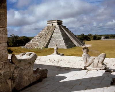 Savaşçıların tapınağından gelen castillo, 750-1200 by Mayan