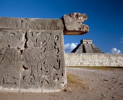 Büyük top oyun alanı ve arka planda castillo, 750-1200 by Mayan