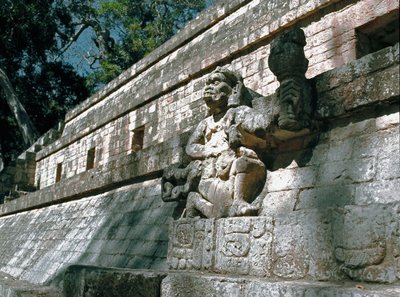 Copan hükümdarlarının heykelleri ile Akropolis duvarının görünümü, klasik dönem 7-8. by Mayan