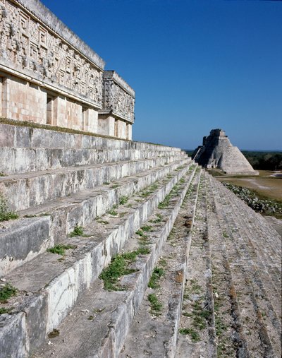 Vali sarayı ve sihirbazın piramidi, 6. yüzyıl by Mayan Mayan