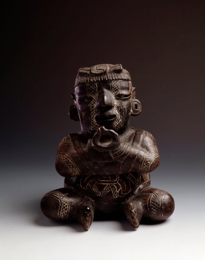 Kolomb öncesi sanat, Maya uygarlığı, ilk dönem: bir daire şeklinde birleştirilmiş ellerle oturan bir adamı tasvir eden antropomorfik kil vazo. Guatemala, Uaxactun