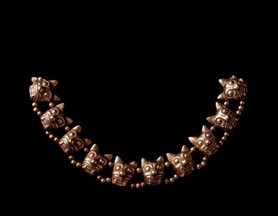 Kolomb öncesi sanat, Maya uygarlığı, klasik sonrası dönem: jaguar başları şeklindeki elementlerden oluşan altın kolye. 600-1100, Iximche, Chimaltenango, Guatemala