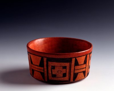 Kolomb öncesi sanat, Maya uygarlığı, klasik dönem: Bikrom kilden geometrik motiflerin dekoru. Tikal, Kiş, Guatemala Sun