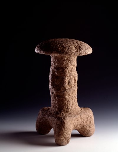 Kolomb öncesi sanat, Maya uygarlığı, klasik dönem: tripod mantarı şeklinde taş heykel. Chimaltenango, Guatemala
