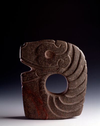 Kolomb öncesi sanat, Maya uygarlığı, klasik dönem: stilize edilmiş bir yılanı temsil eden oymalı taştan zoomorfik balta. Bolivya, Escuintla, Guatemala