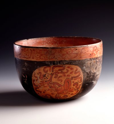 Kolomb öncesi sanat, Maya uygarlığı, geç klasik dönem: gliflerin çok renkli kil dekorunun kesilmesi. Uaxactun, Quiche, Guatemala Sun