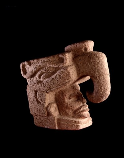 Kolomb öncesi sanat, Maya uygarlığı, klasik öncesi dönem: göksel kuşa benzeyen zoomorfik bir tanrının ağzından yükselen bir adamın kafasını betimleyen taş heykel. karartmak 38 x genişlik. 46 cm Guatemala, Museo Nazionale di Archeologia e Etnologia - Pre-C by Mayan Mayan