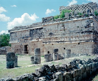 Kolomb öncesi medeniyet: Yucatan bölgesindeki Chichen Itza bölgesinin görünümü. Maya uygarlığı, klasik dönem ve Maya rönesansı, MS 750-1200. Meksika by Mayan Mayan