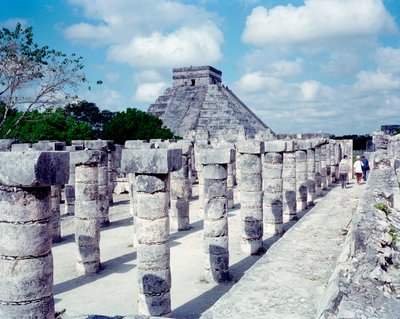 Kolomb öncesi medeniyet: Yucatan bölgesindeki Chichen Itza bölgesinin görünümü. Maya uygarlığı, klasik dönem ve Maya rönesansı, MS 750-1200. Meksika by Mayan Mayan