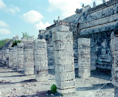 Kolomb öncesi medeniyet: Yucatan bölgesindeki Chichen Itza bölgesinin görünümü. Maya uygarlığı, klasik dönem ve Maya rönesansı, MS 750-1200. Meksika by Mayan Mayan
