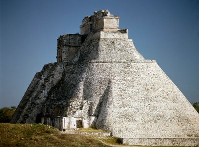 Sihirbaz Piramidi, 6. Yüzyıl by Mayan Mayan