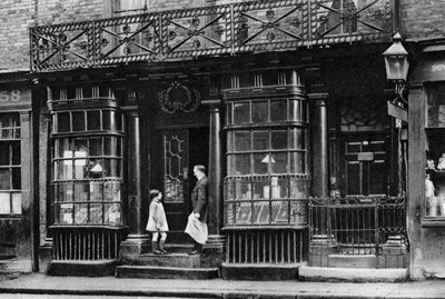 Bir dükkan önü, Topçu Lane, Bishopsgate, Londra, 1926-1927. by McLeish