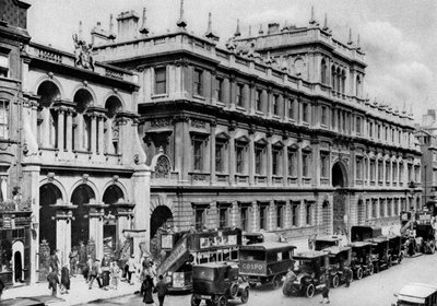 Burlington Arcade girişi ve Kraliyet Akademisi evi, Piccadilly, 1926-1927. by McLeish