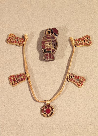 Kartal şeklinde broş ve kolye, 4.-6. yüzyıl (altın ve emaye işi emaye) by Merovingian
