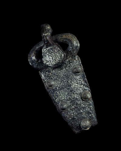 Merovenj sanatı: gümüş damasquin demirden kemer tokası plakası. 650-700 AD. Paris, Musee Carnavalet. by Merovingian
