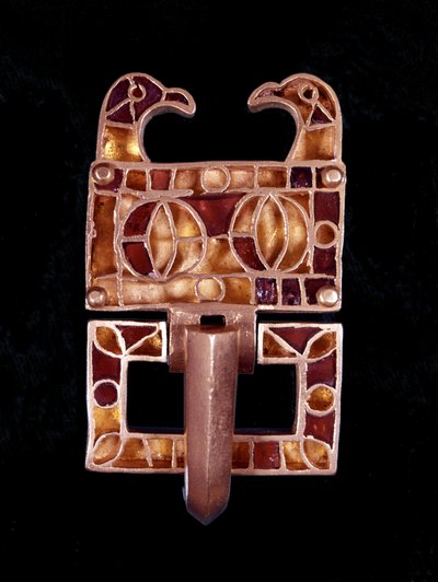 6. yüzyıldan kalma kuş başlarıyla süslenmiş mücevher (Fransa).Musée de Saint-Germain en Laye by Merovingian Merovingian