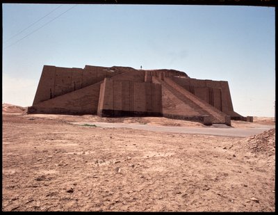 Yeniden inşa edilmiş zigguratın görünümü, MÖ 2050 by Mesopotamian Mesopotamian