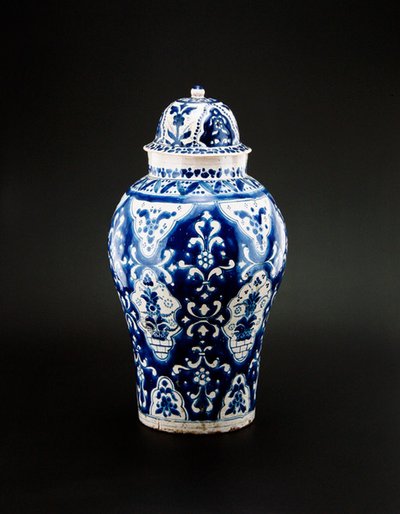Talavera kavanozu, 19. yüzyıl sonu (boyalı ve sırlı çanak çömlek) by Mexican School