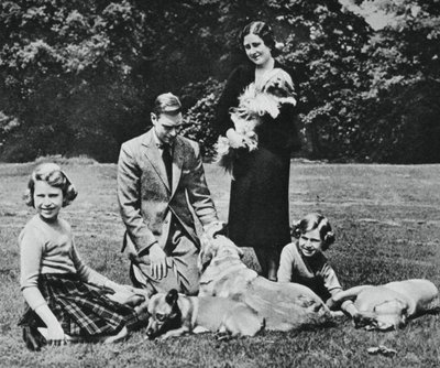 Köpek severlerin mutlu bir grubu olarak kraliyet ailesi, 1937. by Michael Chance