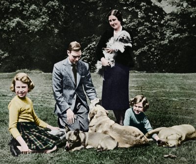 Köpek severlerin mutlu bir grubu olarak kraliyet ailesi, 1937 by Michael Chance
