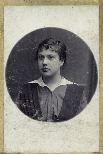 Genç bir kızın vintage portresi. Çekim 1914 yılı civarında yapılmıştır (fotoğraf) by Mikhail Pogosov