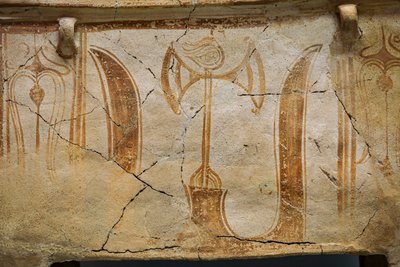 Kutsama boynuzlarıyla süslenmiş Minos Göğüs larnaksı by Minoan