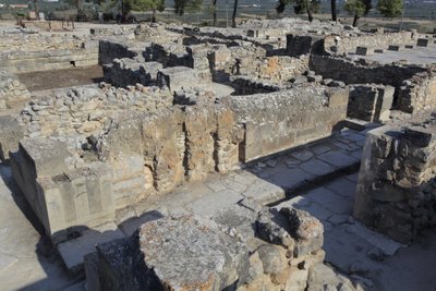 Phaistos.North doğu kompleksinin Minos arkeolojik alanı. Eski saraya doğrudan bitişik dört odalı kompleks. Bu odalar değerli ritüel kaplarını depolamak için kullanılıyordu. Üzerinde hiyeroglif yazı bulunan ünlü “” Phaistos diski” burada diğerleriyle birlik by Minoan