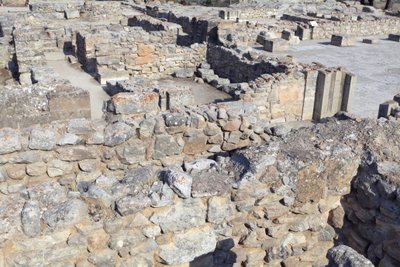 Phaistos.North doğu kompleksinin Minos arkeolojik alanı. Bu odalar değerli ritüel kaplarını depolamak için kullanılıyordu. Üzerinde hiyeroglif yazı bulunan ünlü “” Phaistos diski”, lineer A ile yazılmış diğer kil tabletlerle birlikte burada bulunmuştur. by Minoan