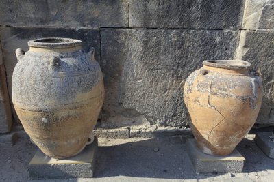 Phaistos'un Minos arkeolojik alanı. Merkez mahkeme tarafından bulunan büyük küpler (saklama kavanozu). Girit. by Minoan